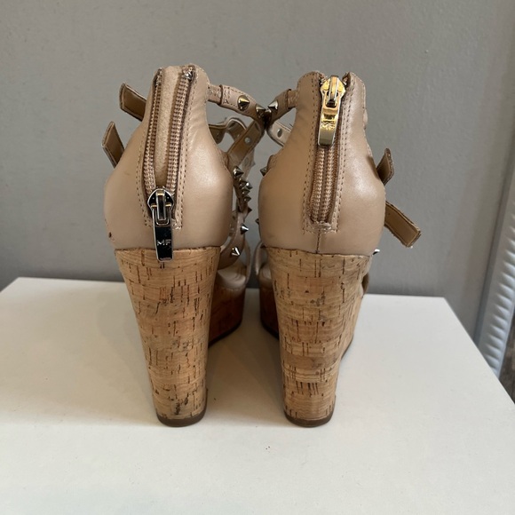 Marc Fisher | Lorda Spike Leather Wedge Nude - Picture 4 of 5